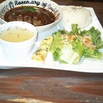 雪詩慕雲 - 本日のワンプレートランチ、煮込みハンバーグ。