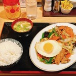 くま食堂 - 8種の具材の肉野菜炒め定食 税込980円（R5.2時点）