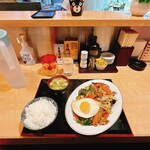 Kuma Shokudou - 8種の具材の肉野菜炒め定食 税込980円（R5.2時点）