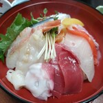 季さく - 海鮮丼の裏側も豪華