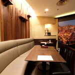 Ginza Itarian Origo - 店内のテーブル席の風景です