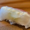 Sushi Hiroshima Ajiroya - ②真鯛、酢橘果汁掛け、鯛塩載せ
                鯛塩とは《真鯛の塩焼きを擂り潰した粉末》だそうで真鯛の味わいと旨みがより豊かになっています