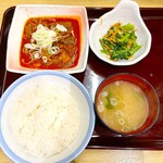 山田うどん - 赤パンチ定食　青いのは小松菜の甘めの煮しめみたいな〜ありかも！　byまみこまみこ