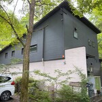 None cafe - 店舗と一体化した住居？