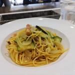 Promessa - ベーコン、ズッキーニ、玉ねぎが入ったオイルパスタ