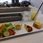 Promessa - サラダ、前菜、ガーリックトースト、グレープフルーツジュース