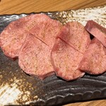 炭火焼肉　まるじゅう - タン　コレはアメリカ産　店主が美味しいと勧めるので注文　確かに旨かった