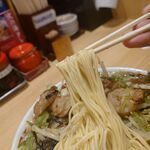 麺堂 香 - デフォの細麺（縮れ麺に変更可）