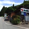 峠の茶屋 - 外観。車通りは少ないですが出るときなどは要注意。