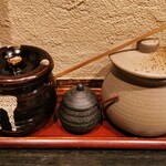 イマカツ 六本木本店 - 卓上調味料(左からトンカツソース、塩、胡麻ドレッシング)