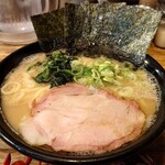 横浜ラーメンとんこつ家 - 塩豚骨ラーメン