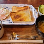 白島屋 - モーニングセット(税込620円)
            ①トースト
            ②ハムエッグ
            ③お味噌汁
            ④メロン 
            お飲み物(セットドリンク)
            ①珈琲
