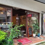 白島屋 - 広島電鉄白島駅から徒歩3分の「白島屋」さん
            開業時期不明《1970年代？》、店主さんのワンオペ
            店舗外観は昔ながらの伝統的なTHE喫茶店、鉢植えがたくさん在り緑多め、ガラス張りなので解放感もあります
