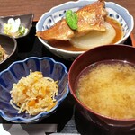 Puraibe-To Koshitsu Shunsai Izakaya To Toro - 切り干し大根煮としじみ汁