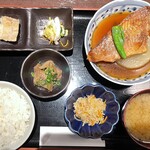 Puraibe-To Koshitsu Shunsai Izakaya To Toro - 煮魚定食 900円　お米は青天の霹靂などの青森産