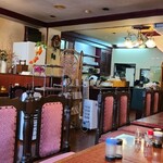 白島屋 - 店内装飾はシャンデリアとダウンライトの照明器具、クラシカルな内装、テーブル&ファブリックな椅子の純喫茶。
            何故かBGMはハワイアン。( *´艸｀) 
            お席はテーブル4席×8卓の合計32席