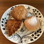 ル・グルニエ・ア・パン 麹町店 - 上：パンオショコラ、左：ションオポム、右：あんぱん