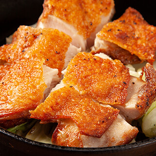 夜は自慢の大山鶏と絶品おつまみでお酒を愉しむ。〆は名物蕎麦で