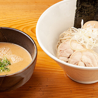 For lunch, try the famous "Rich Chicken Tsuke Soba" and enjoy the soup to the last drop.