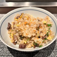・牛すじ入り焼きめし（お味噌汁、香の物付）
