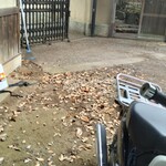 蕎麦 阿き津 - バイクは隅っこに停めましょう。