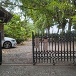 蕎麦 阿き津 - 門ですが中に車は２台停められます。