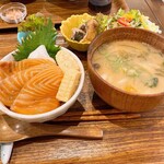 Cafe クマとサーモンと - 