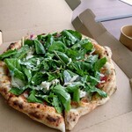 minori pizza - 料理写真:自家製ドレッシングが美味しい
ルッコラとチキンのサラダピザ 1,500円(税込)。