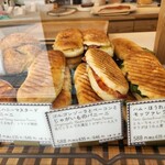 TRASPARENTE La Cartolina - 店内のパン・パニーニ各種