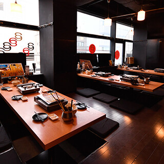 大人数の宴会にもぴったりのモダンな店内