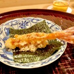 多仁本 - 海老天むすの手巻き　タレがしみた飯に海苔と天麩羅の香ばしさ