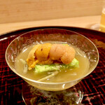 多仁本 - 蓴菜とオクラの葛寄せに馬糞雲丹をのせて　かなり酸味の効いた出汁が美味しい。　好きな味です♫