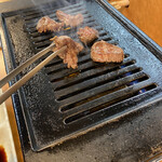 焼肉やっちゃん - タンが焼けて来た〜♪