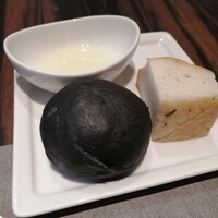 レストラン HUSHHUSH - ランチのパン(フォカッチャ・竹炭パン)