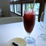 Defi Joruju Maruso - ◆フレッシュブルーベリーのビネガージュース(900円）・・シェフが自家菜園で栽培された品だそう。 ブルーベリーと炭酸の爽やかさが合い、暑い日にぴったりで美味しい。