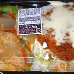 いちゃりば - ふーちゃんぷる＆謎のすり身フライ弁当 ４００円．