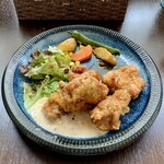 バルバルキッチンアメリ - ランチ：チキン南蛮 自家製タルタル添え(¥1,230) メイン
      パリッと揚がった鶏にほどよい甘味と酸味のある南蛮酢、手の込んだタルタル。バランスが絶妙！ただ、タルタルは小皿に入れた方が良いと思う。