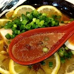 俺の中華たなか家 - 透き通ったスープは「醤油ベース」。「檸檬」の酸っぱさと爽やかさが拡がります☆