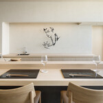 鮨 甚江 - 書道家の紫舟さんに作成して頂いた、歌舞伎役者をモチーフにした作品です。
絵に見えますが、実際に見てみると浮いていることがわかります。