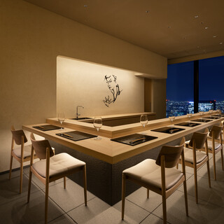 在壯麗的景色中，享受與摯愛之人共度的奢華時光，坐在優雅的吧檯座位上。