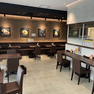 昼夜を問わずに利用しやすい、居心地の良いモダンスタイルの店内