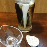 キッチン ブルー グローブ - ミルクを入れます