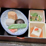 Yuushokubouya - 炊き合わせ、小鉢二種