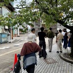 貪瞋癡 - 川沿いに並びます。