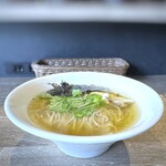 麺かふぇde 明鏡志水 - ◆淡麗 塩 らぁ麺(900円：税込）・・明鏡志水オリジナル塩スープに細いストレート麺、 霧島鶏チャーシュー、海苔、三つ葉など。
