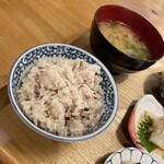 奈良 オモテナシ食堂 - 十六穀米もちもち、柔らか。お味噌汁は具沢山。