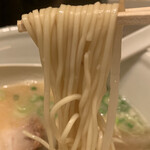 TOKYO豚骨BASE MADE by博多一風堂 - 豚骨¥790の麺(バリカタ)