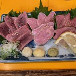 Yakiton Taiki - 肉刺し3種盛り・レバ、ハツ、タン(880円)