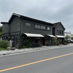 カネルブレッド - パン屋が右側、カフェが左側です。