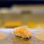 鮨 難波 - アマエビ。 これも富山湾自慢のタネ。 ボリュームがあって、口内中が甘くねっとりとした富山湾の幸で埋め尽くされます。